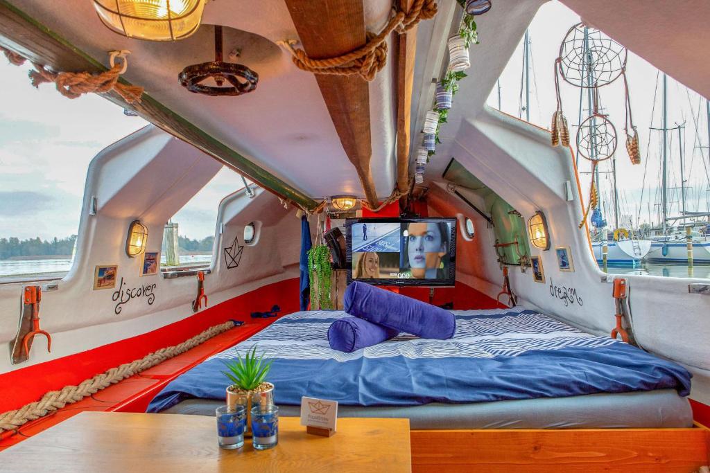 TV a/nebo společenská místnost v ubytování PolarStern - unique boatstay!