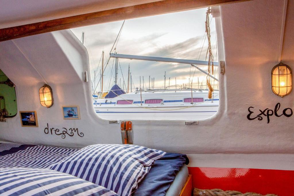 Postel nebo postele na pokoji v ubytování PolarStern - unique boatstay!