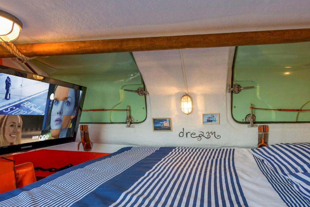 Postel nebo postele na pokoji v ubytování PolarStern - unique boatstay!