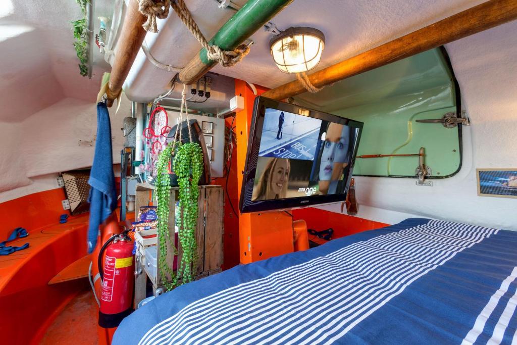Postel nebo postele na pokoji v ubytování PolarStern - unique boatstay!