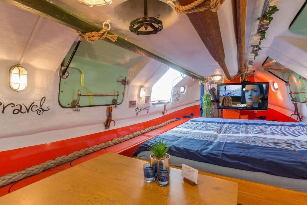 Postel nebo postele na pokoji v ubytování PolarStern - unique boatstay!