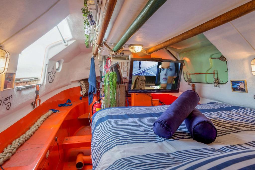 Postel nebo postele na pokoji v ubytování PolarStern - unique boatstay!