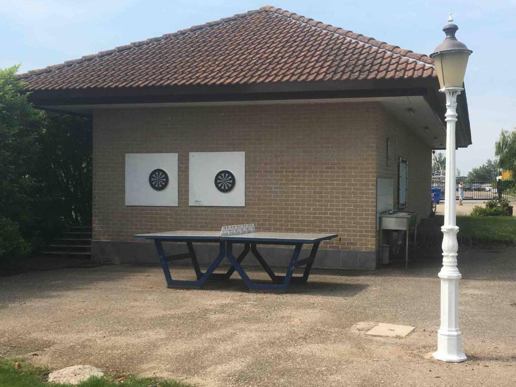Budova, kde se ubytování na lodi nachází