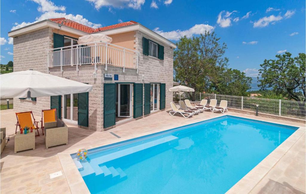 een villa met een zwembad voor een huis bij Nice Home In Postira With Wifi in Postira