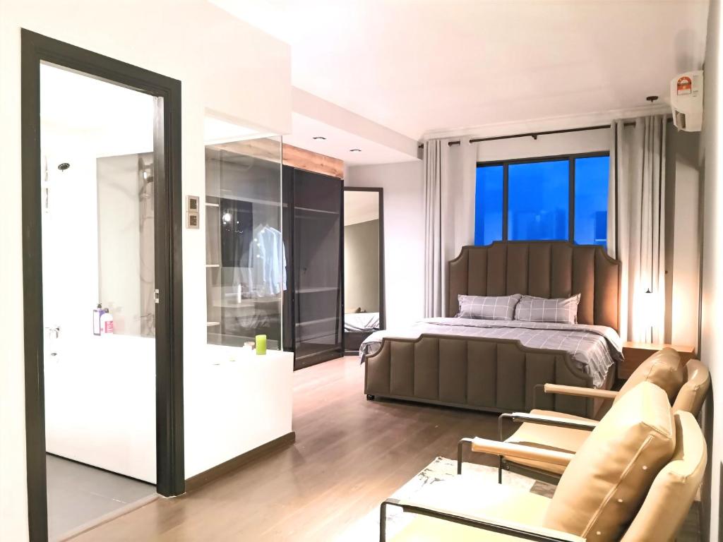 Giường trong phòng chung tại Baby & kids friendly, JB CIQ, Romantic Duplex