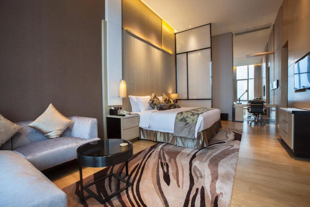Postel nebo postele na pokoji v ubytování Shenzhen Futian Wyndham Grand