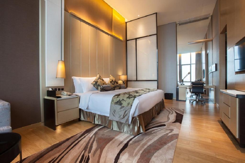 Postel nebo postele na pokoji v ubytování Shenzhen Futian Wyndham Grand