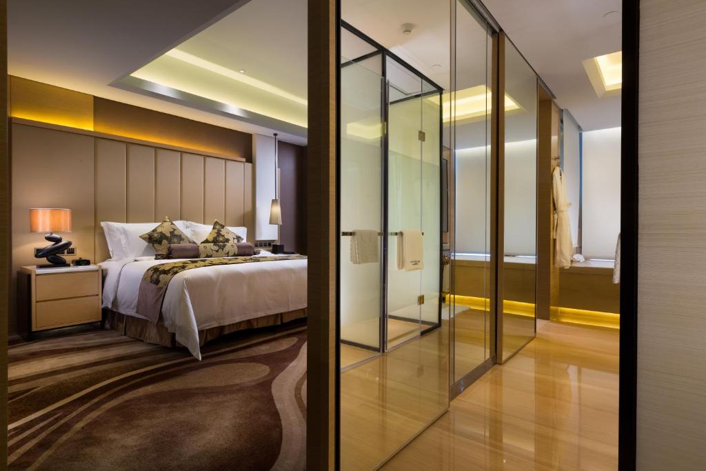 Postel nebo postele na pokoji v ubytování Shenzhen Futian Wyndham Grand