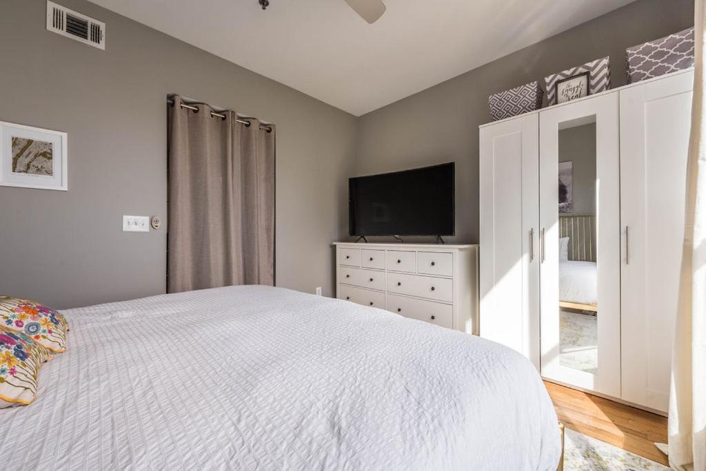 Trendy Castleberry Hill Condo- Walk to Mercedes Benz/ All Downtown Attractions - Appartement D'une Chambre