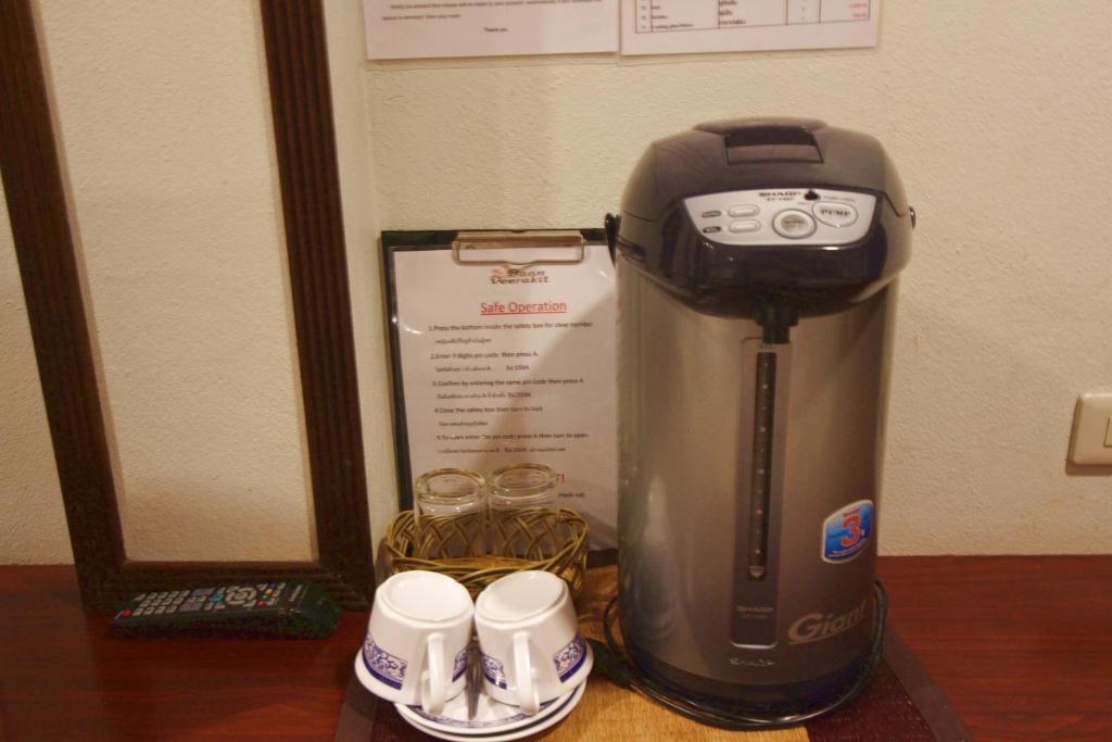 Příslušenství pro přípravu čaje a kávy v ubytování Baan Veerakit Hotel