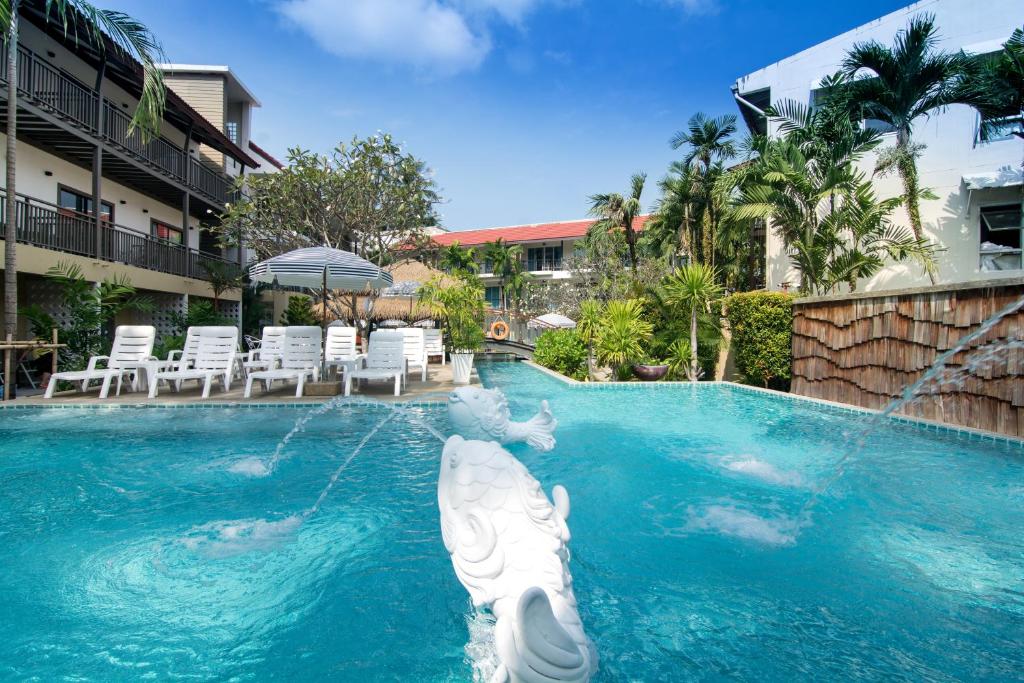Der Swimmingpool an oder in der Nähe von Baan Karon Resort