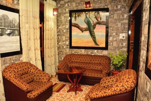 Linda Cottage في غالي: غرفة معيشة فيها كرسيين ودهان