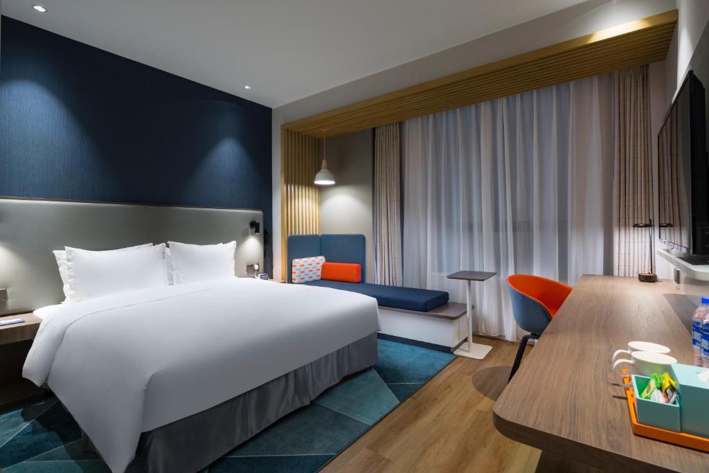 Postel nebo postele na pokoji v ubytování Holiday Inn Express Shanghai Kangqiao by IHG