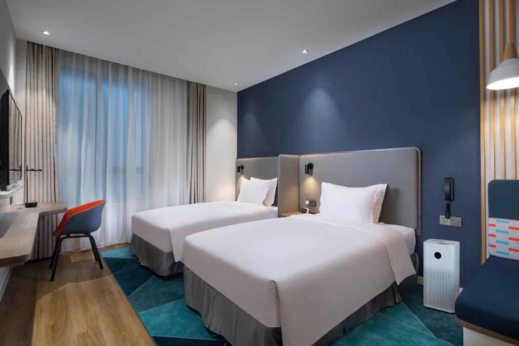 Postel nebo postele na pokoji v ubytování Holiday Inn Express Shanghai Kangqiao by IHG