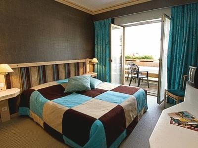 Postel nebo postele na pokoji v ubytování Hotel Les Remparts