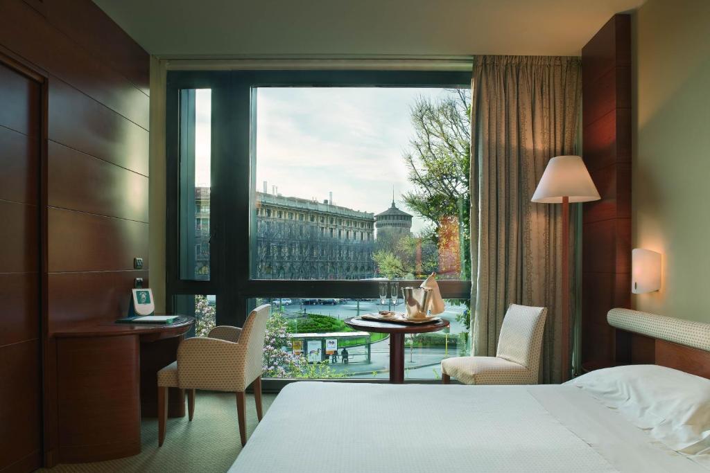 Postel nebo postele na pokoji v ubytování UNA HOTELS Cusani Milano
