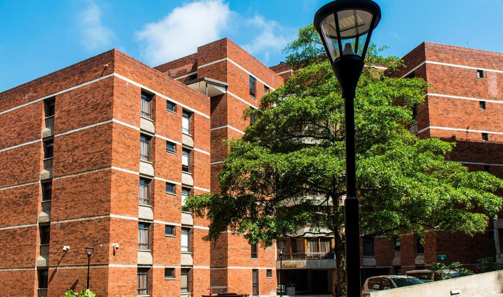 un edificio di mattoni con un lampione davanti di Longonot Place Serviced Apartment-Nairobi, City Centre CBD a Nairobi