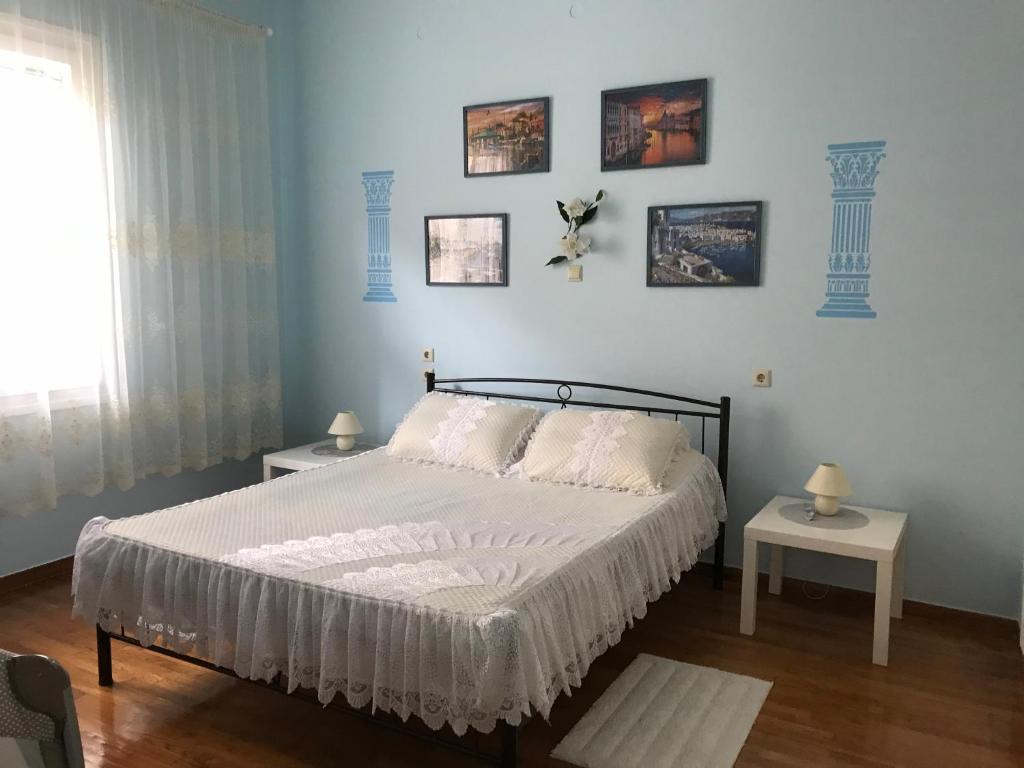 1 dormitorio con 1 cama, 2 mesas y una ventana en Sea voyage, en Nauplia