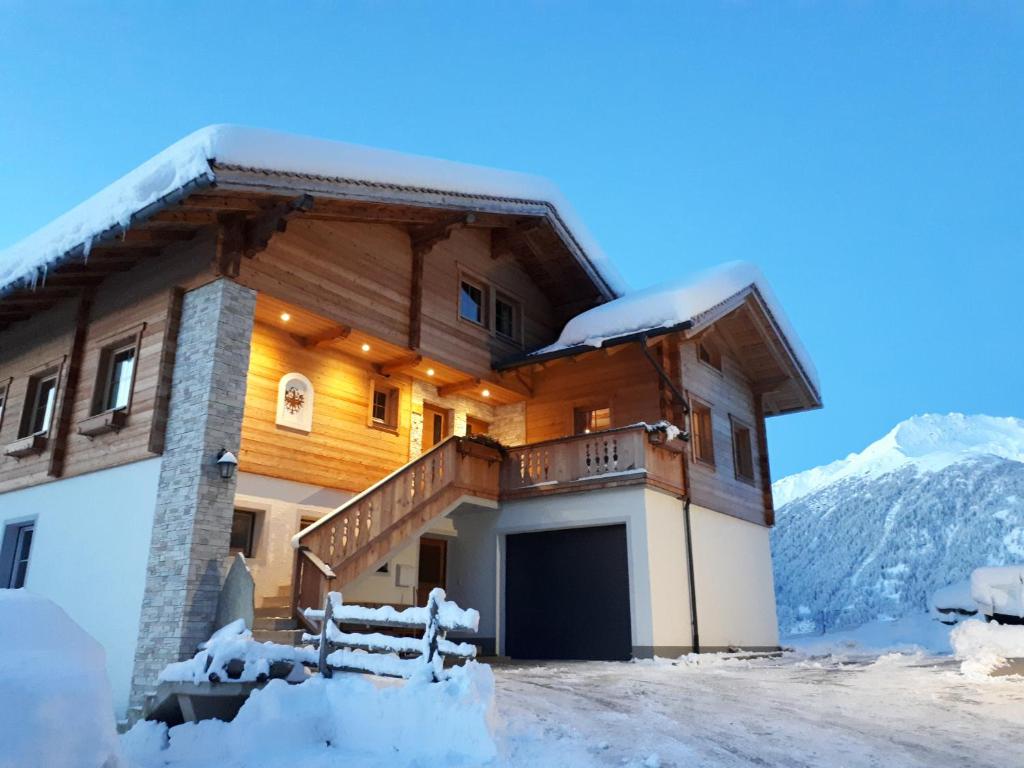 Casa con balcón en la nieve en Gästehaus Bergwald - Pötscherjahringerhof, en Virgen