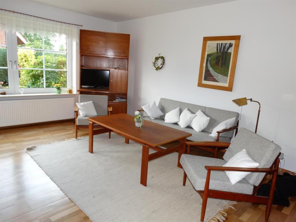 a living room with a couch and a table at Ferienwohnung Ruwald in Bad Zwischenahn