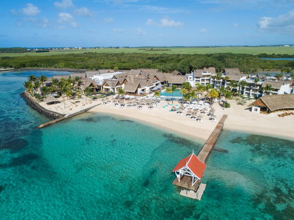 een luchtzicht op een resort en een strand bij Preskil Island Resort in Mahébourg