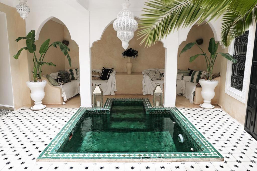 salon z basenem w środku domu w obiekcie Riad SHIRAZ w Marakeszu