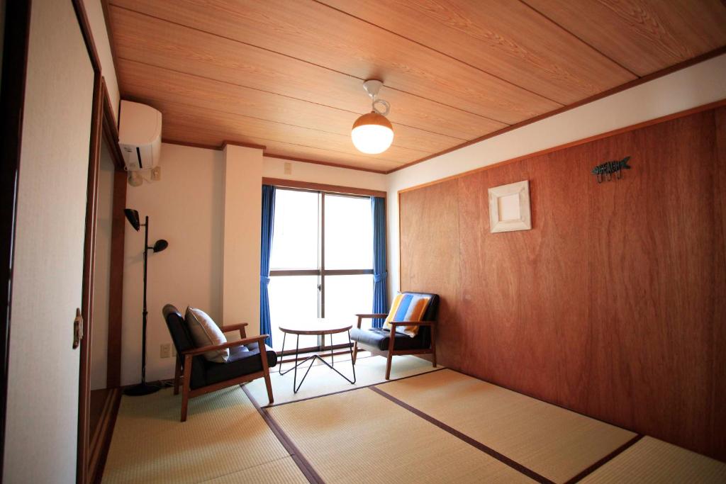 a room with a table and chairs and a window at 一棟貸しの海宿 Kamakura SUN&BREEZE in Kamakura