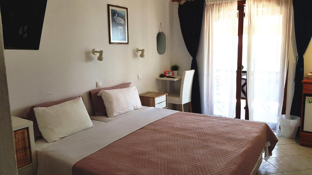 Postel nebo postele na pokoji v ubytování Pension Antonakis Ouranoupolis Greece
