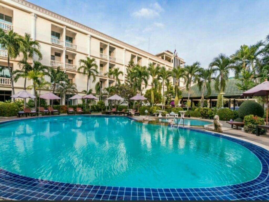 a swimming pool in front of a hotel at Hotel Romeo Palace Pattaya in North Pattaya