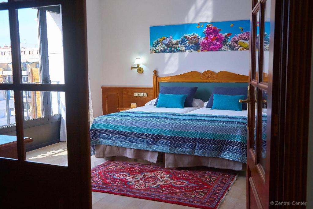 Кровать или кровати в номере Hotel Zentral Center - Adults only