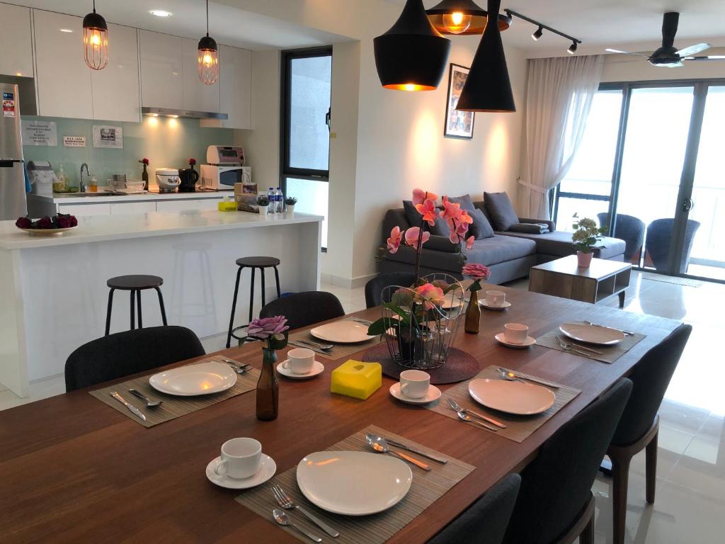 ヌサジャヤにあるTeega Residence @ Cosy Seafront Livingのダイニングルームテーブル(皿、調理器具付)