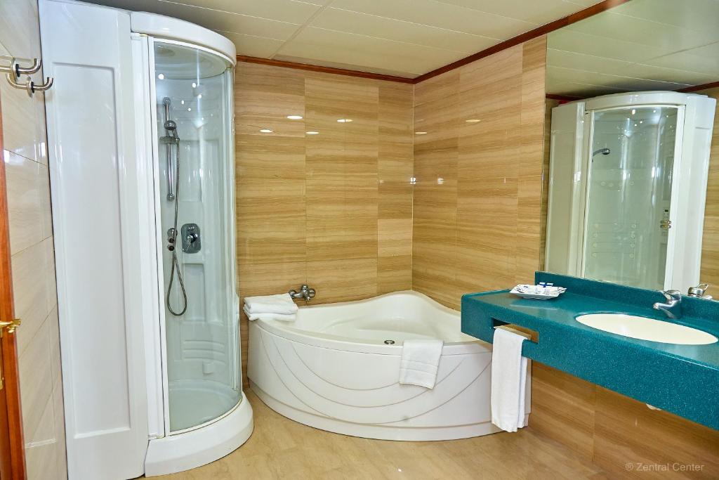 Ванная комната в Hotel Zentral Center - Adults only