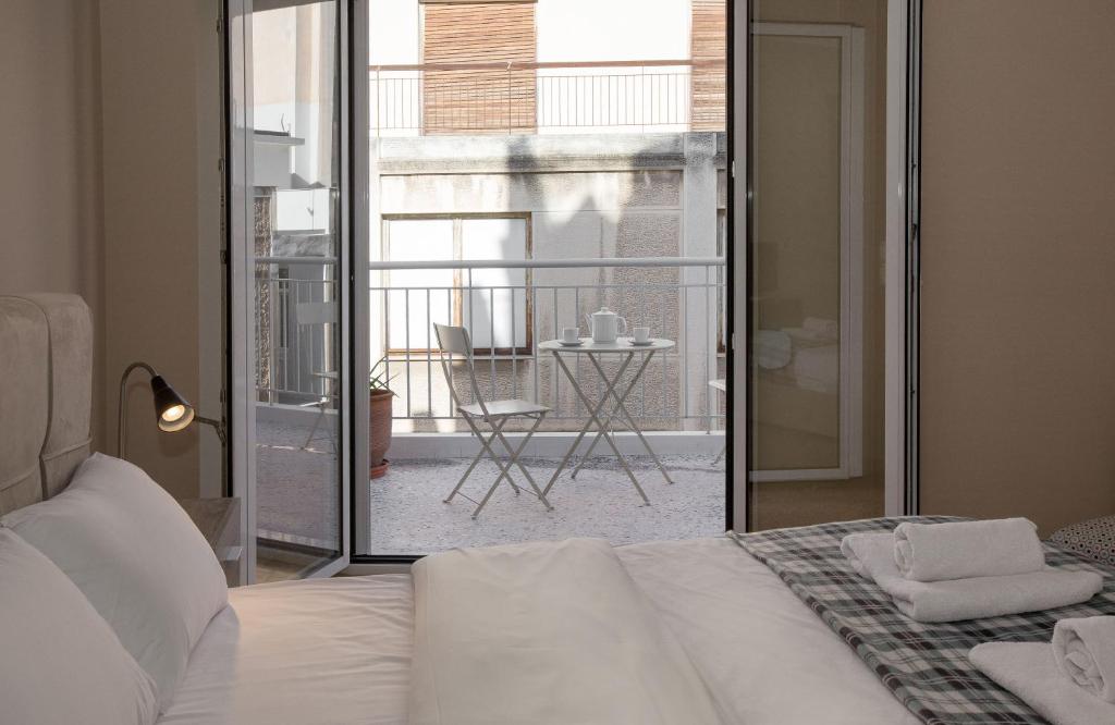 Posteľ alebo postele v izbe v ubytovaní Leonidas Loft in the heart of Athens by GHH