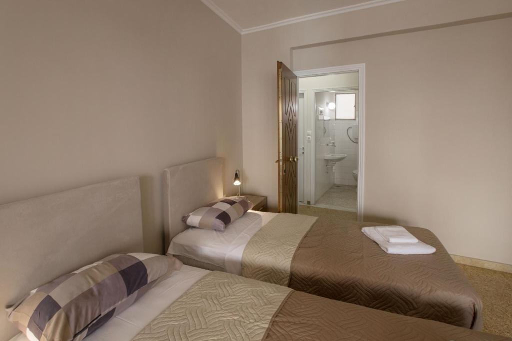 Posteľ alebo postele v izbe v ubytovaní Leonidas Loft in the heart of Athens by GHH