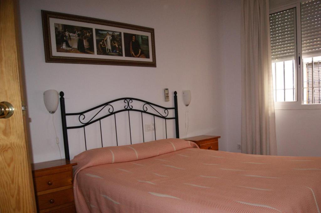 A bed or beds in a room at Hostal Alcazar I