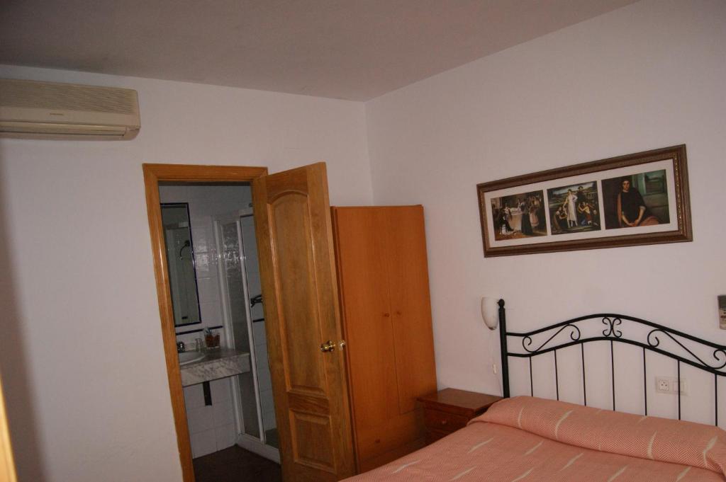 A bed or beds in a room at Hostal Alcazar I