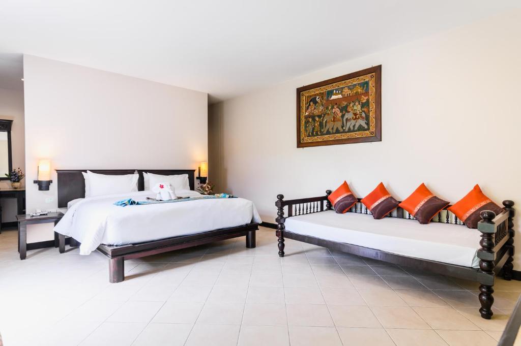 Postel nebo postele na pokoji v ubytování Phuket Kata Resotel