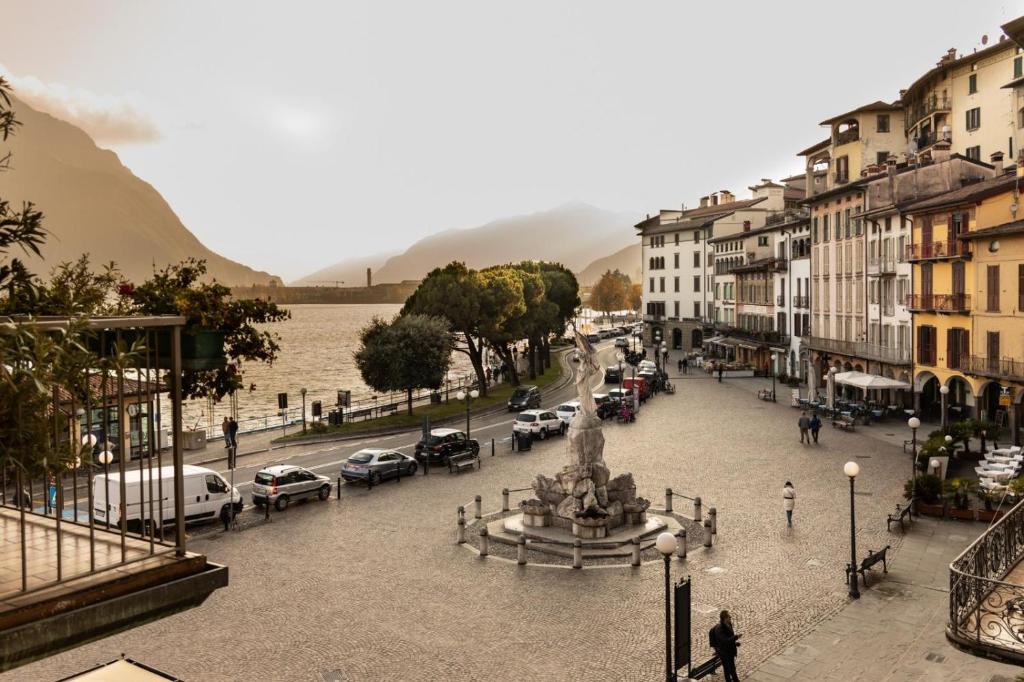 a city street with a fountain in the middle of a city at Casa Piazza Del Porto in Lovere