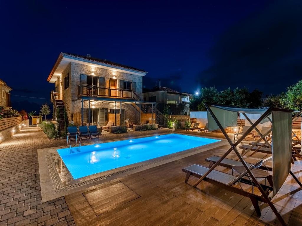 Bazén v ubytování Sophia's Beach House nebo v jeho okolí