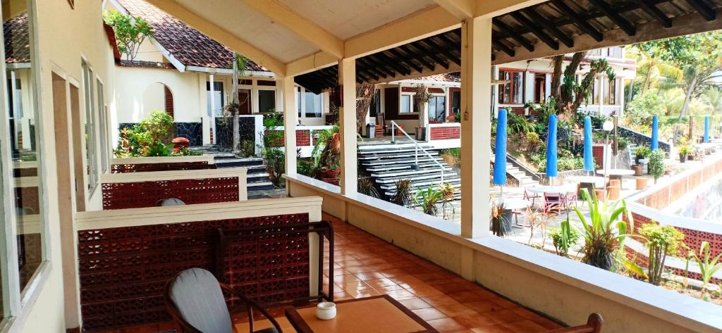 Bunga Ayu Seaside Resort - Deluxe Triple Room