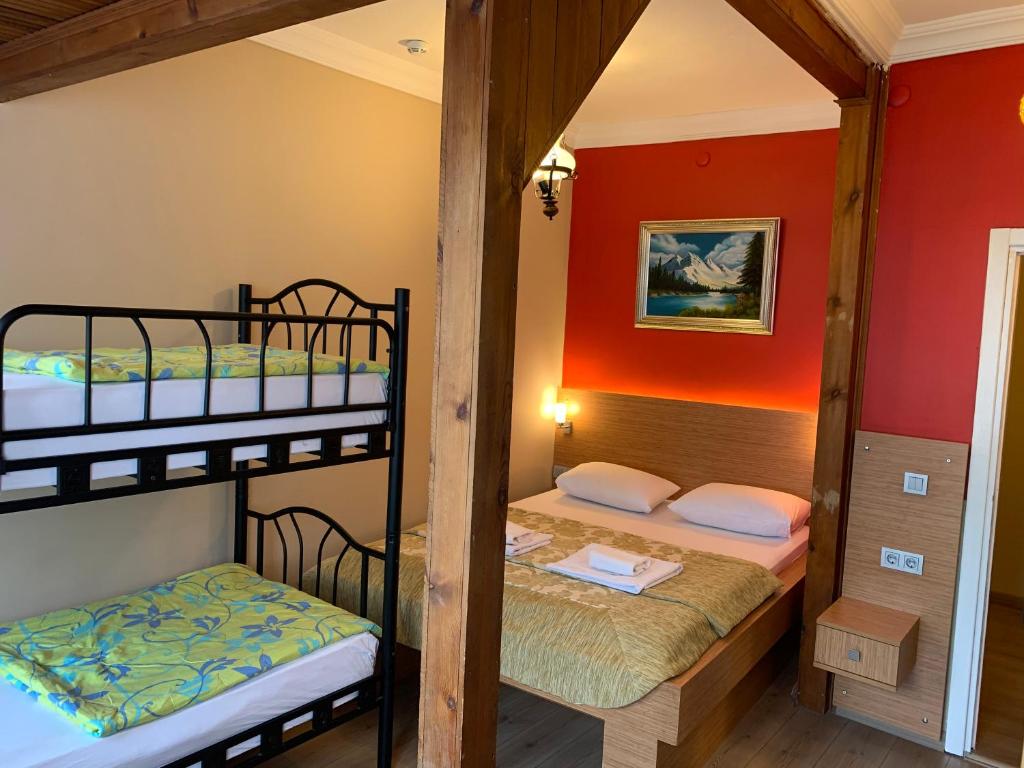 Postel nebo postele na pokoji v ubytování Antique Hostel