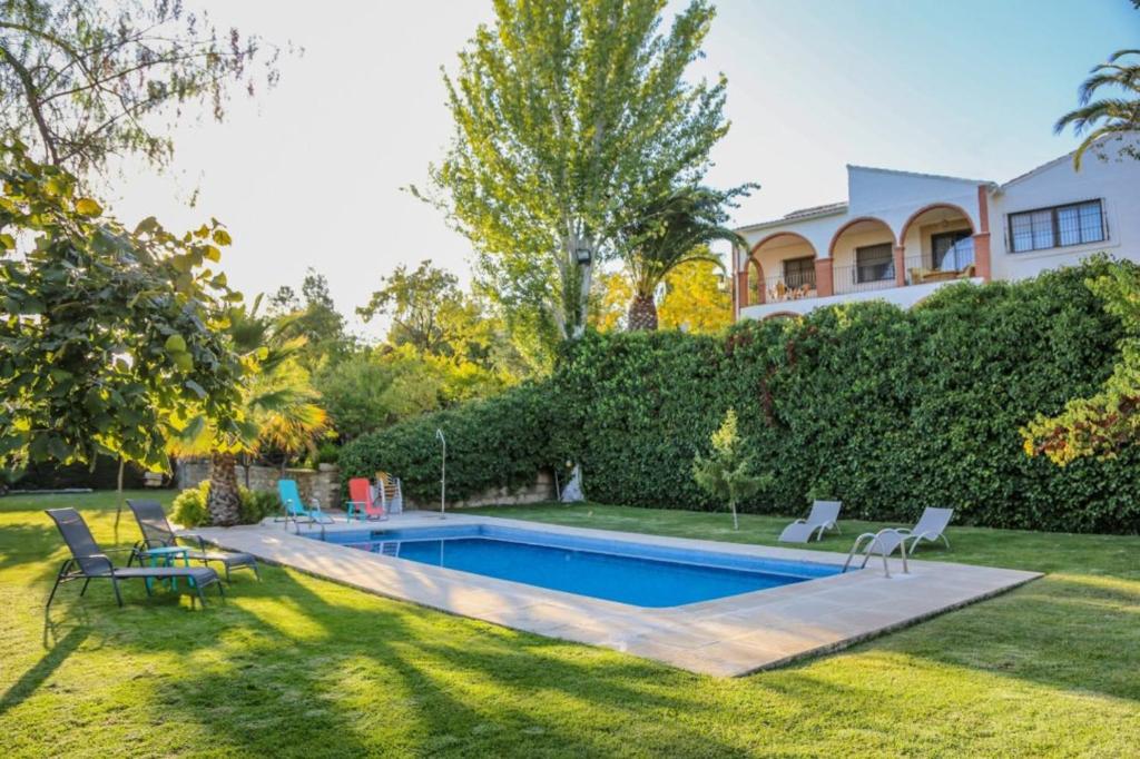 una piscina en el patio de una casa en Apartamentos Baeza RN, en Baeza