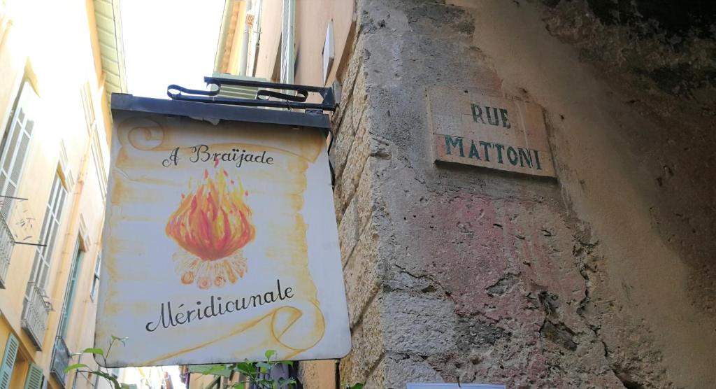 Сертификат, награда, вывеска или другой документ, выставленный в Maison de Ville typique Mentonnaise