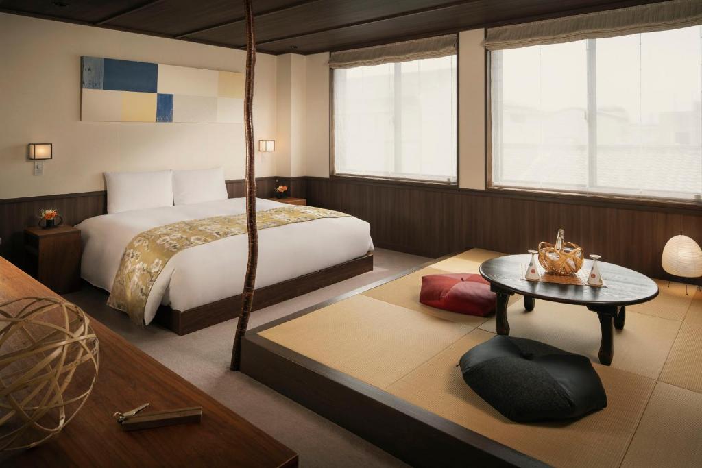 Postel nebo postele na pokoji v ubytování THE JUNEI HOTEL Kyoto Imperial Palace West