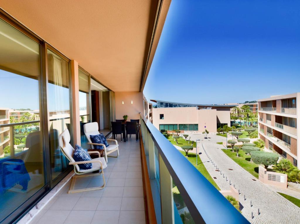 un balcon avec des chaises et une table sur un immeuble dans l'établissement Salgados, Relax & Fun for family, à Guia