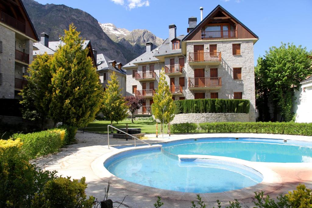 uma piscina em frente a um edifício em La Coma De Alba em Benasque