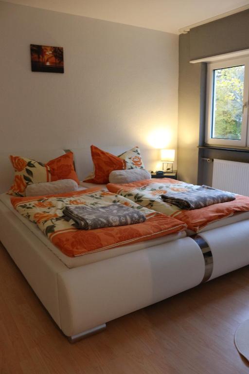 Cama grande en habitación con ventana en Appartment in Walldorf mit Schlafzimmer, Küche und Bad, en Walldorf