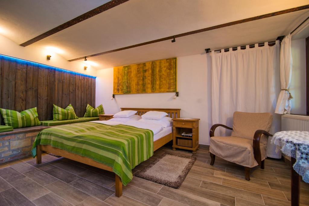 Ένα ή περισσότερα κρεβάτια σε δωμάτιο στο Őshaza Vendégház