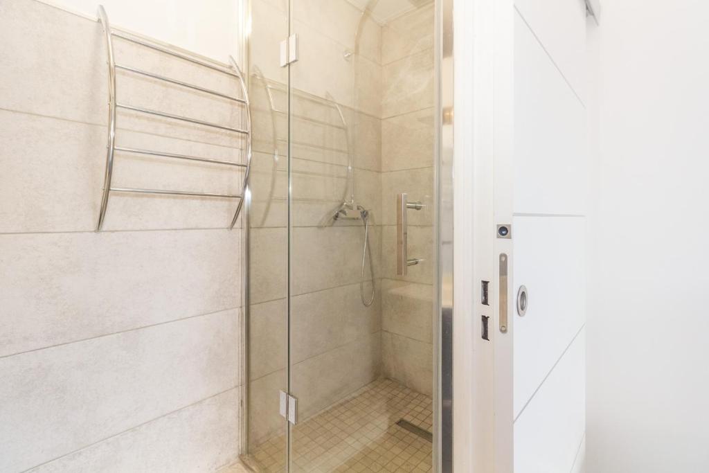 a shower with a glass door in a bathroom at Montreuil - joli T2 refait à neuf centre-ville de Saint-Denis in Saint-Denis