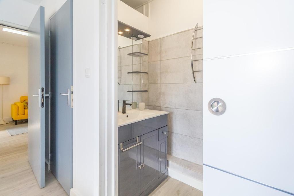 a bathroom with a sink and a shower at Montreuil - joli T2 refait à neuf centre-ville de Saint-Denis in Saint-Denis